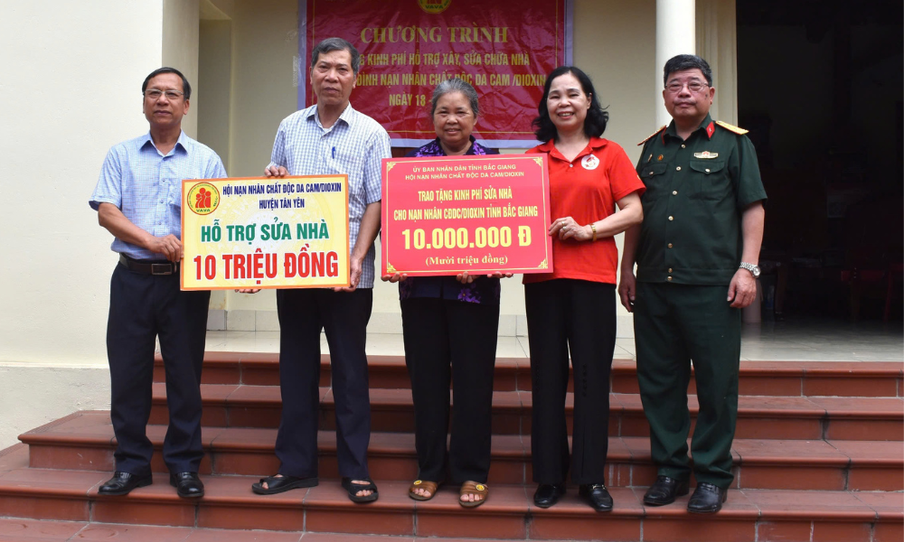 Bắc Giang: Trao kinh phí hỗ trợ xây dựng nhà ở cho nạn nhân chất độc da cam